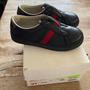 Black Gucci toddler sneakers,  slip on leather size 26